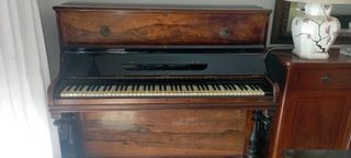 Piano antiguo de pared madera