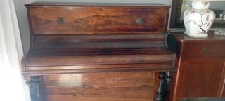 Piano antiguo de pared madera