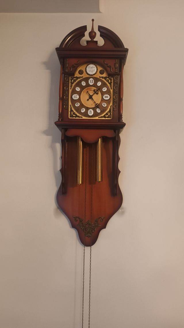 Reloj de pared de madera