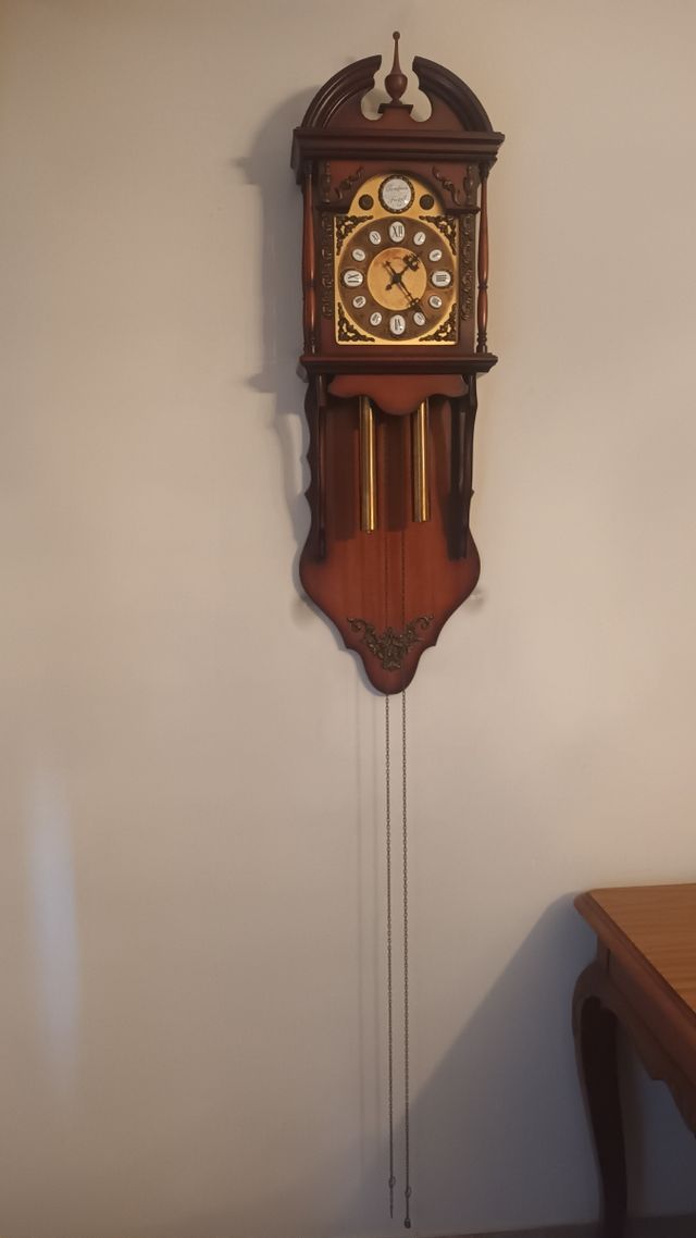 Reloj de pared de madera