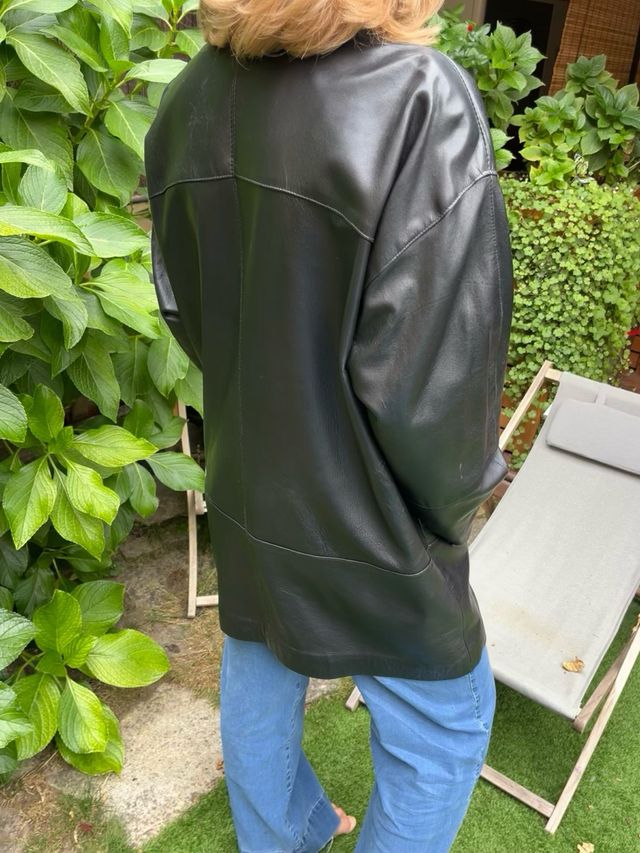 Chaqueta cuero vintage negra con hombreras