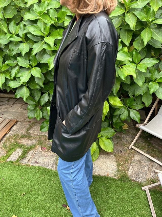 Chaqueta cuero vintage negra con hombreras
