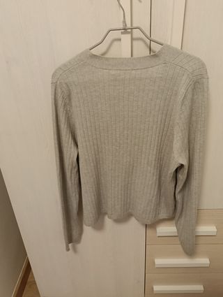 Chaqueta gris con etiqueta