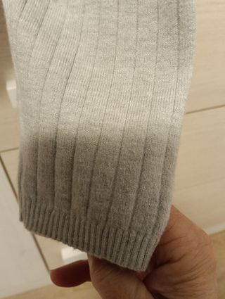 Chaqueta gris con etiqueta