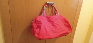 Bolsa de viaje o deporte roja y gris