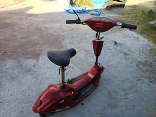 Patín eléctrico rojo