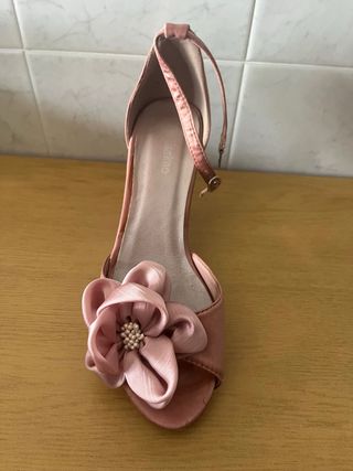 Tacones de fiesta rosas con flor y perlas 