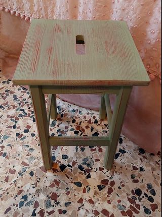 Sgabello in legno verde e rosso