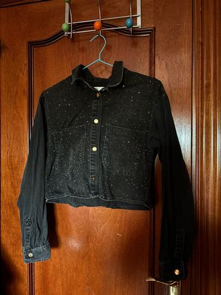 Camisa Zara negra tachuelas doradas