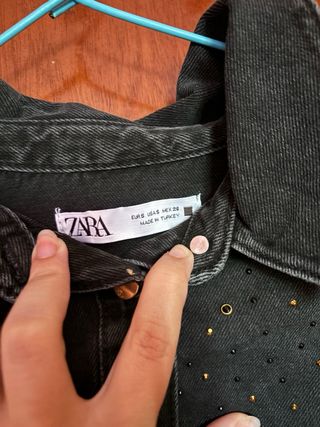 Camisa Zara negra tachuelas doradas