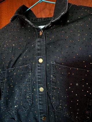 Camisa Zara negra tachuelas doradas