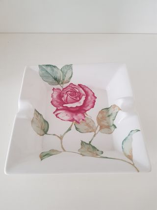Cenicero de porcelana con diseño de rosa