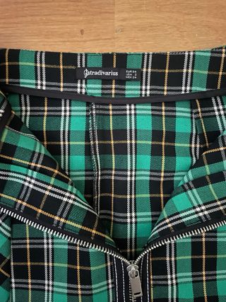 Falda de cuadros verde de Stradivarius