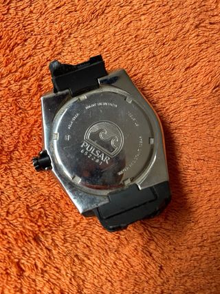 Reloj Pulsar Negro y Rojo