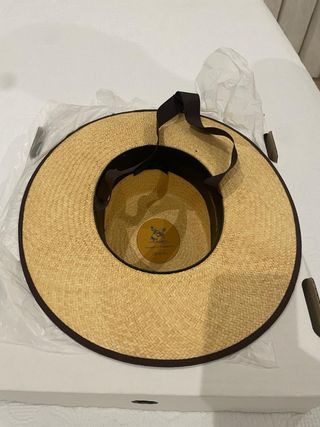 Sombrero Panamá Camel de Roberto Garrudo.