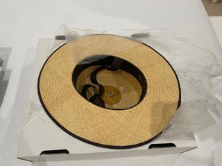 Sombrero Panamá Camel de Roberto Garrudo.