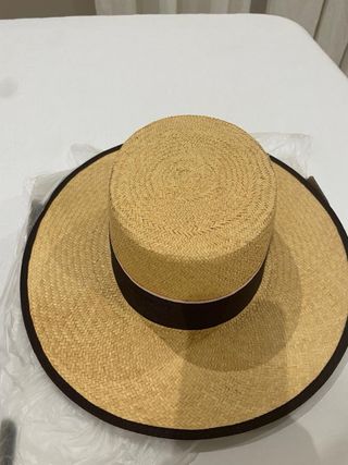 Sombrero Panamá Camel de Roberto Garrudo.