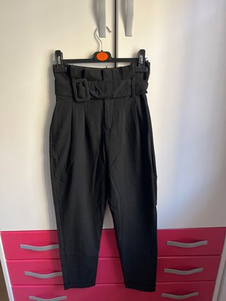 Pantalones negros de talle alto con cinturón.