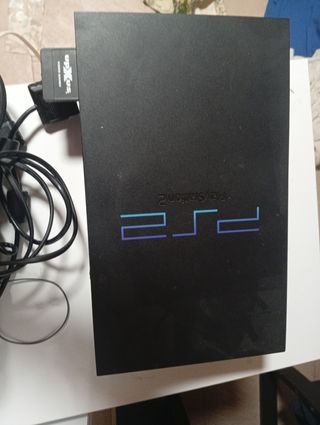 Play station 2, con dos mandos y cables.