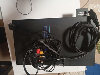 Play station 2, con dos mandos y cables.