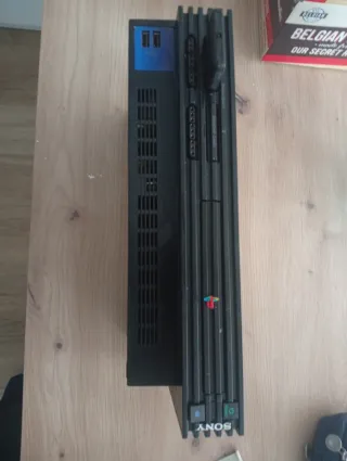 Play station 2, con dos mandos y cables.