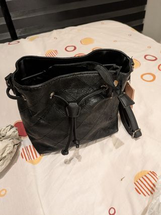 Bolso negro tipo saco
Nuevo con etiqueta

