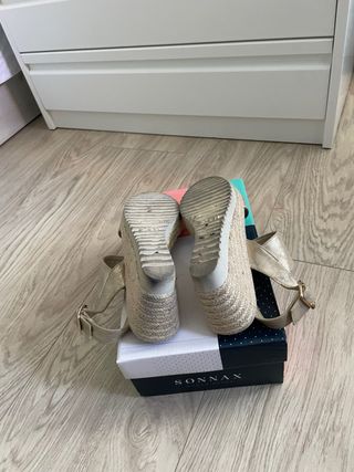 Sandalias cuña doradas Sonnax Talla 37