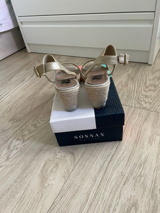 Sandalias cuña doradas Sonnax Talla 37