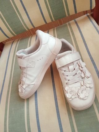 Zapatillas niña blancas con flores