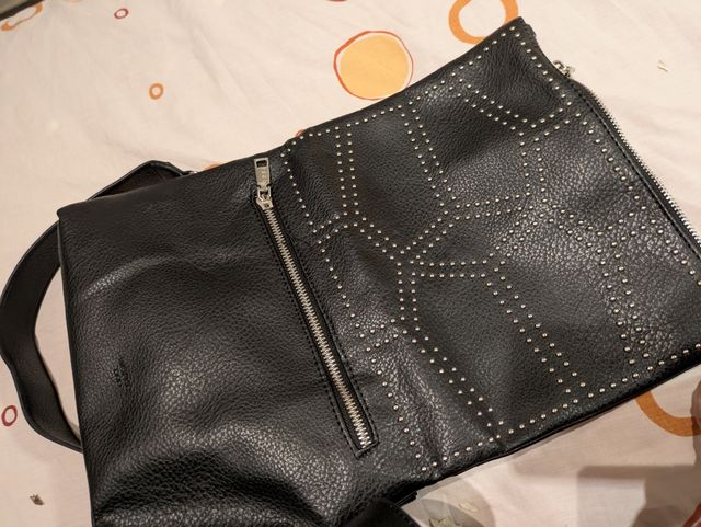 Bolso sin estrenar negro con motivos plateados.