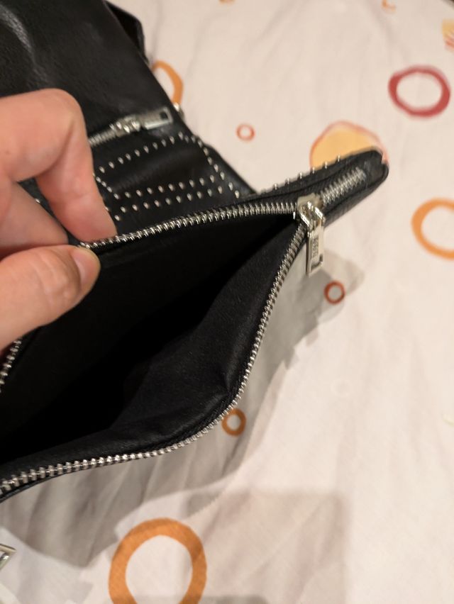 Bolso sin estrenar negro con motivos plateados.
