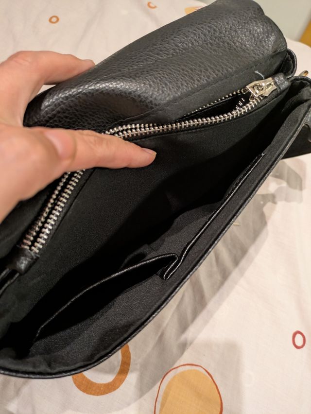 Bolso sin estrenar negro con motivos plateados.