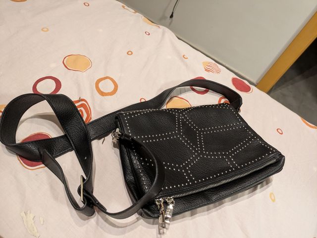 Bolso sin estrenar negro con motivos plateados.