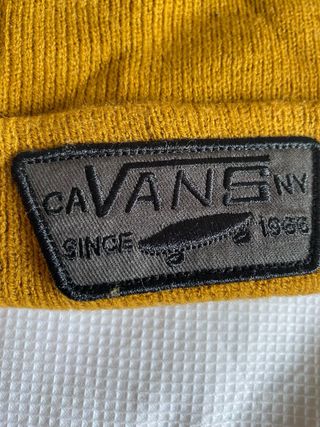 Gorro de invierno Vans mostaza. 