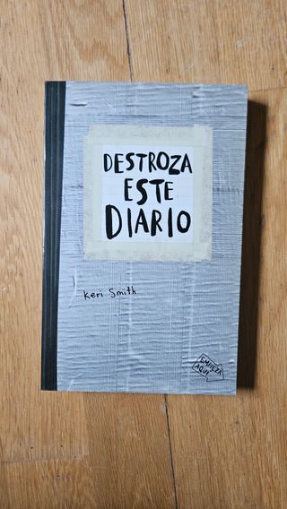 Destroza este diario. Gris