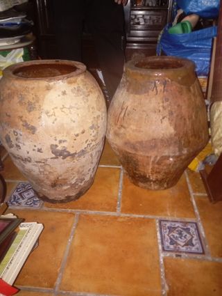 2 Tinajas antiguas de barro