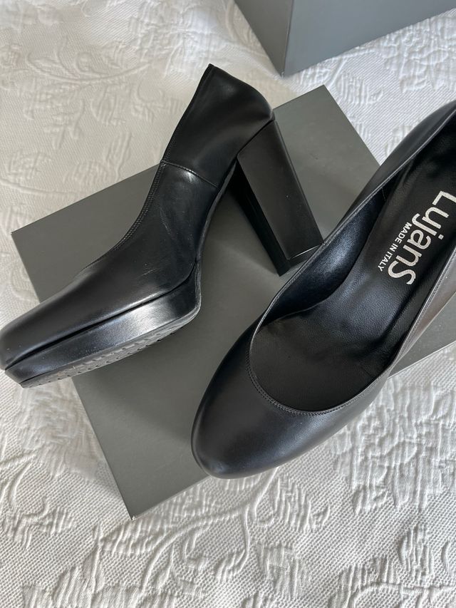 Zapatos de salón de piel negros,