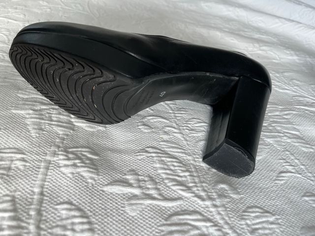 Zapatos de salón de piel negros,