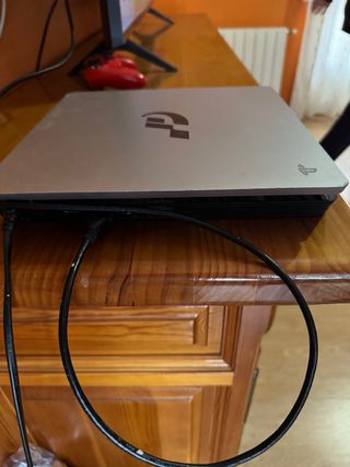Consola PS4 Slim Roja y Plateada