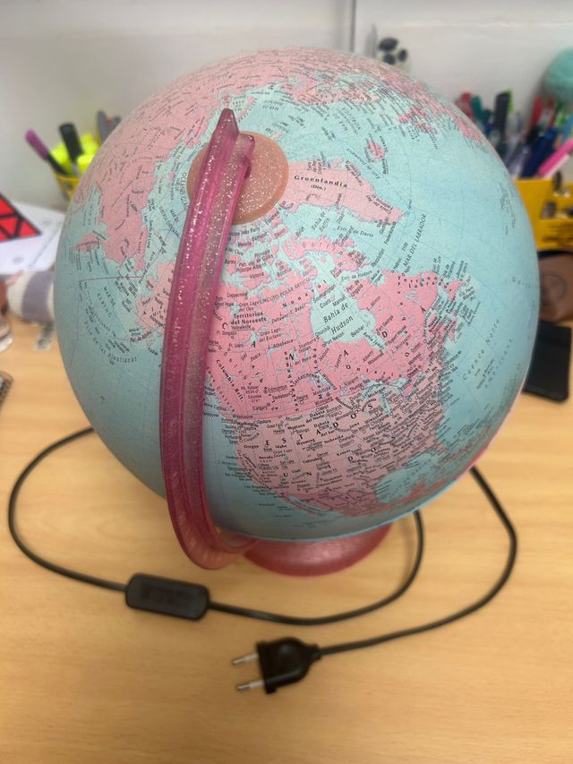 Globo terráqueo educativo con luz