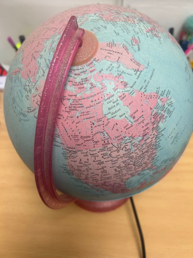 Globo terráqueo educativo con luz