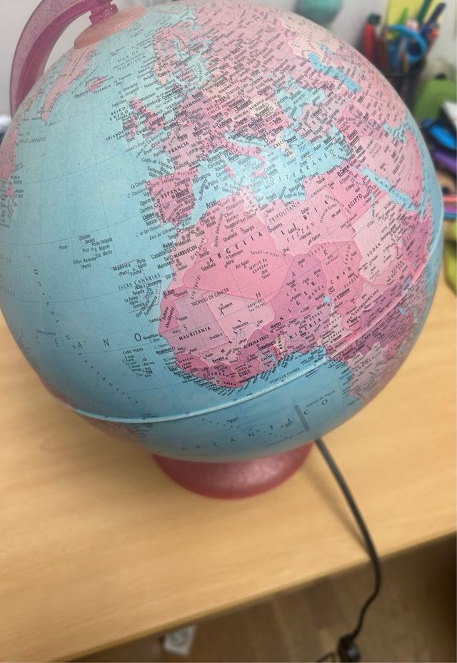 Globo terráqueo educativo con luz