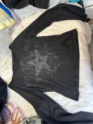 Camisa negra con estampado de estrella