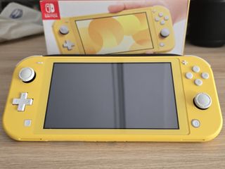 Nintendo Switch Lite + Funda + microSD 128 GB