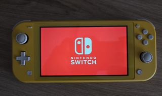 Nintendo Switch Lite + Funda + microSD 128 GB