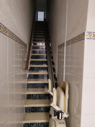 Silla salvaescaleras beige y blanca