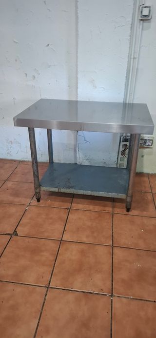 Mesa de acero inoxidable con estante