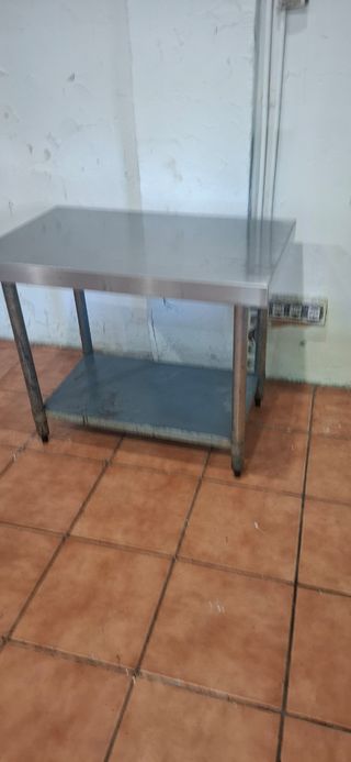 Mesa de acero inoxidable con estante