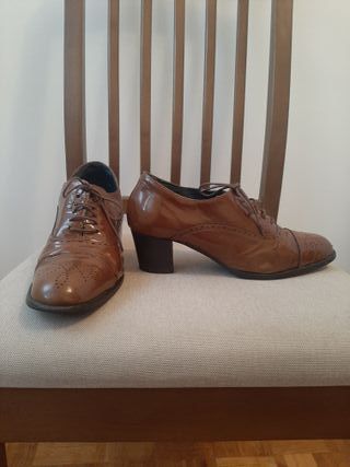 Zapatos Oxford Marrones Abotinados Charol