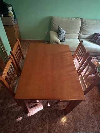 Mesa de comedor extensie de madera, con 6 sillas.
